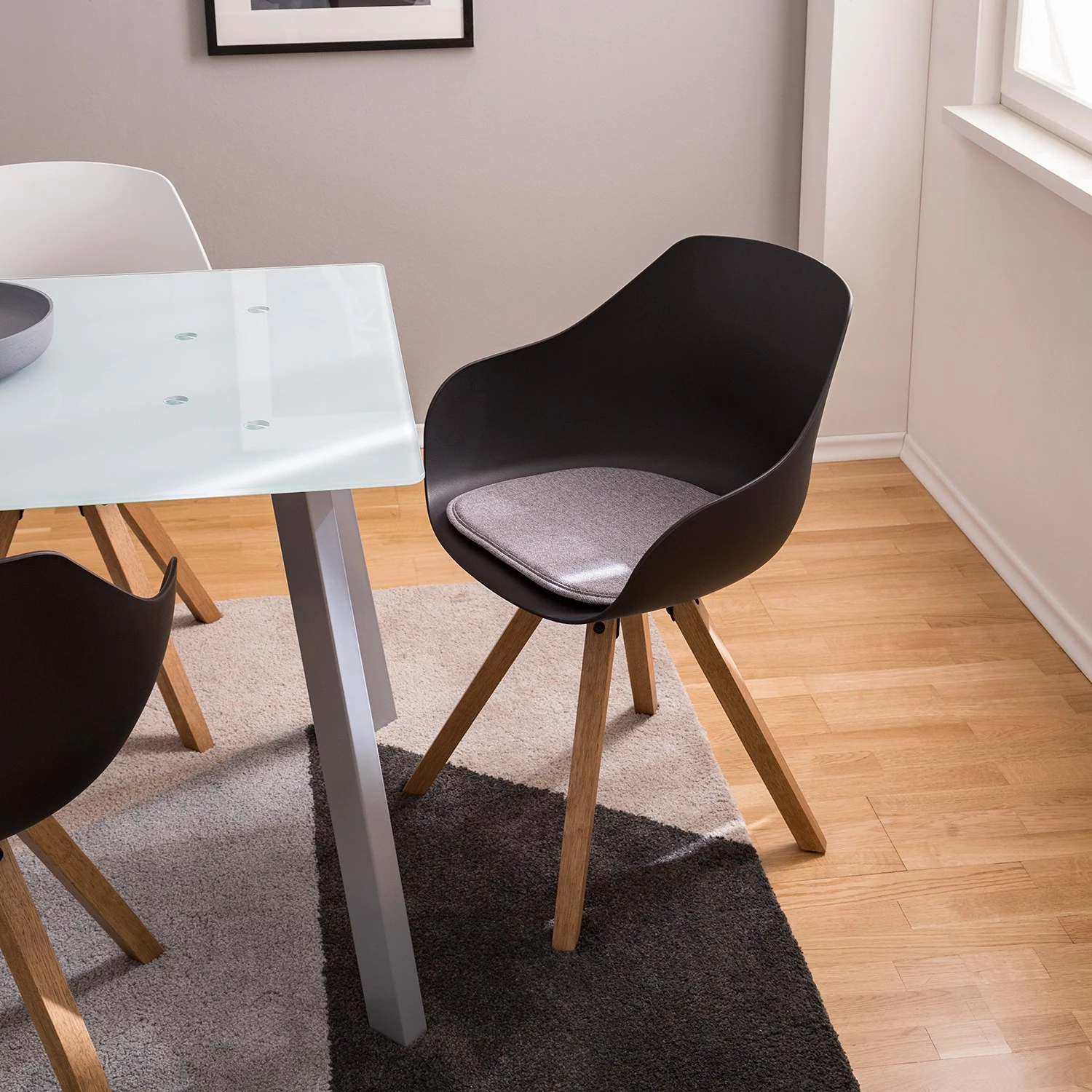 Mørteens Chaises à accoudoirs Skelde I - Matière plastique / Hévéa massif - Noir - Lot de 2 2 Mørteens Chaises à accoudoirs Skelde I - Matière plastique / Hévéa massif - Noir - Lot de 2 – Image 2