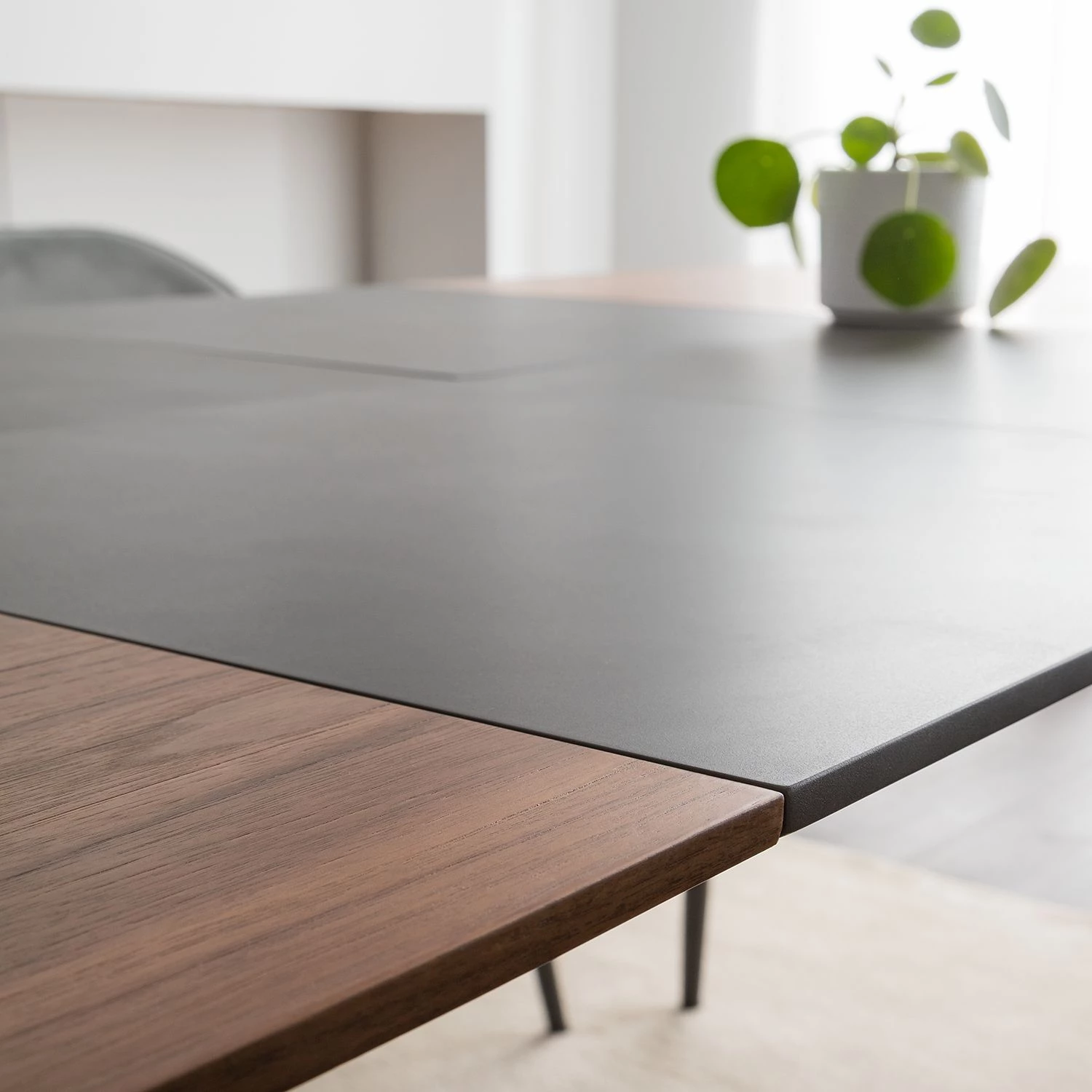 Studio Copenhagen Table extensible Rogo - Placage en noyer / Métal - Noyer / Noir 12 Studio Copenhagen Table extensible Rogo - Placage en noyer / Métal - Noyer / Noir – Image 12