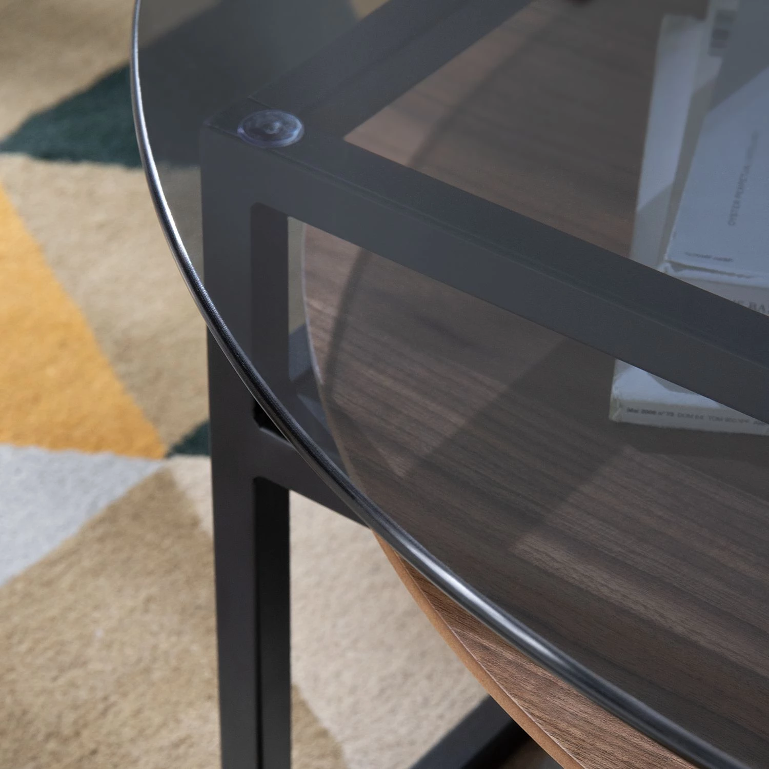 Studio Copenhagen Table basse Sumstad - Verre fumé / Métal - Noyer / Noir 11 Studio Copenhagen Table basse Sumstad - Verre fumé / Métal - Noyer / Noir – Image 11