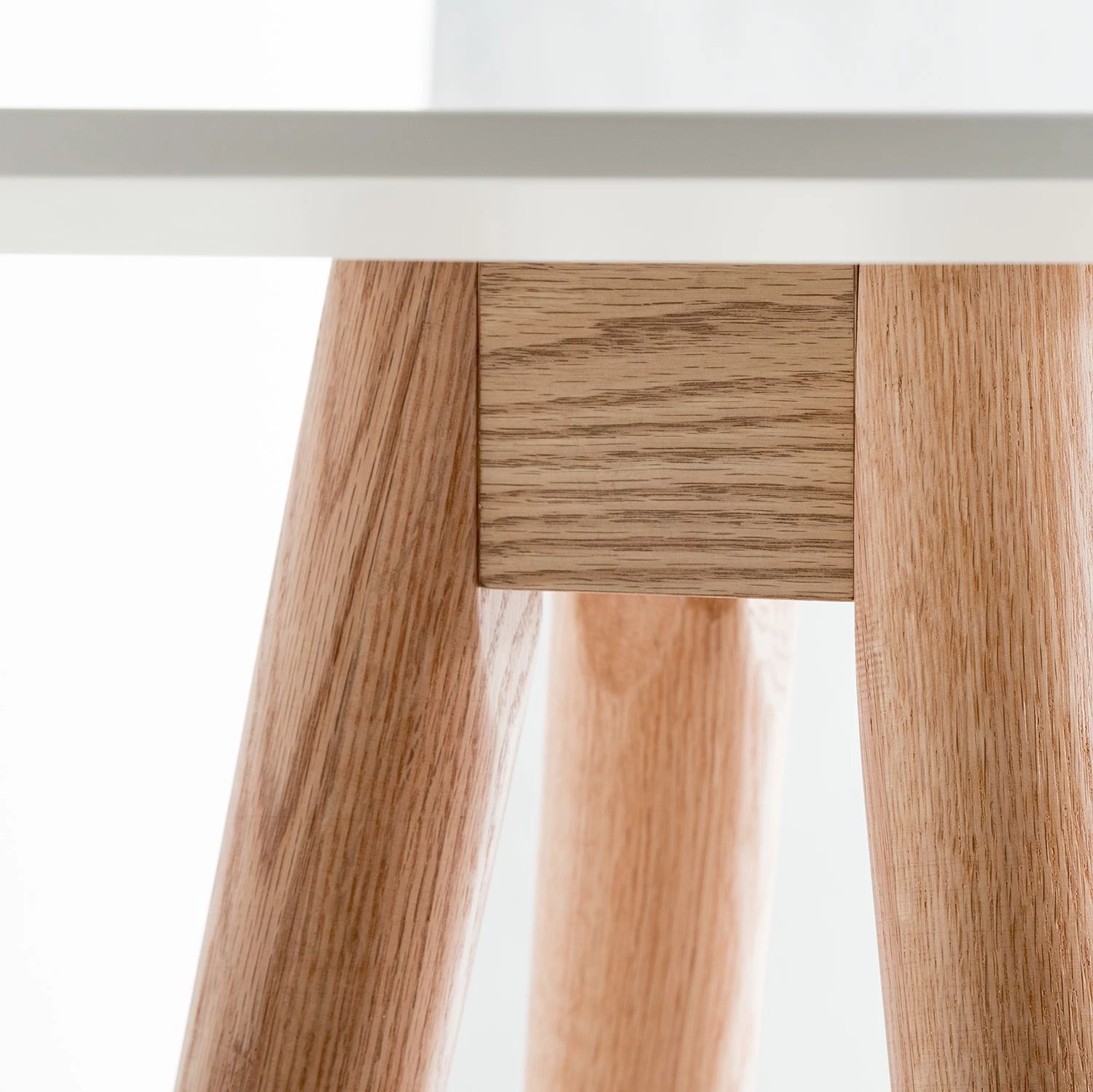 Mørteens Table haute Lindholm - Partiellement en chêne massif - Blanc mat / Chêne rouge 4 Mørteens Table haute Lindholm - Partiellement en chêne massif - Blanc mat / Chêne rouge – Image 4