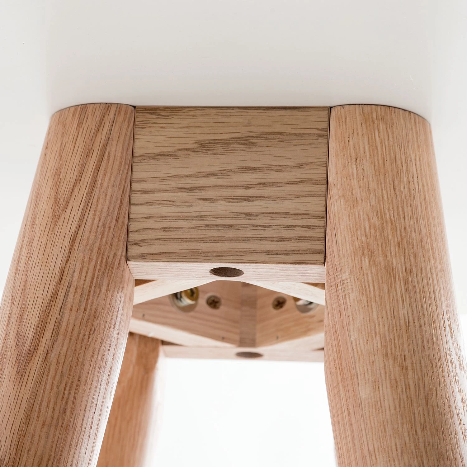 Mørteens Table haute Lindholm - Partiellement en chêne massif - Blanc mat / Chêne rouge 5 Mørteens Table haute Lindholm - Partiellement en chêne massif - Blanc mat / Chêne rouge – Image 5