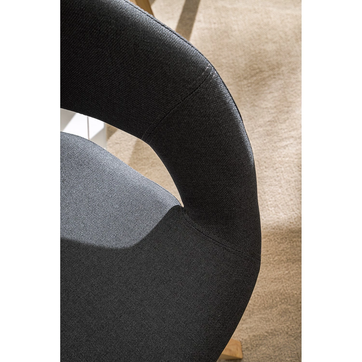 Mørteens Chaise à accoudoirs Buggio - Tissu / Hévéa massif - Tissu Cors: Gris foncé - 1 chaise 10 Mørteens Chaise à accoudoirs Buggio - Tissu / Hévéa massif - Tissu Cors: Gris foncé - 1 chaise – Image 10