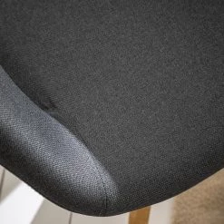 Mørteens Chaise à accoudoirs Buggio - Tissu / Hévéa massif - Tissu Cors: Gris foncé - 1 chaise 26 Mørteens Chaise à accoudoirs Buggio - Tissu / Hévéa massif - Tissu Cors: Gris foncé - 1 chaise -ÉcoMaison Soldes 1000164524 210208 08242400024 DETAILS P000000001000164524