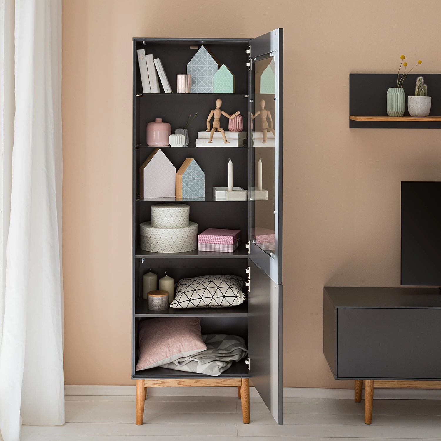 Mørteens Vitrine Lindholm - Partiellement en chêne massif - Gris mat 8 Mørteens Vitrine Lindholm - Partiellement en chêne massif - Gris mat – Image 8