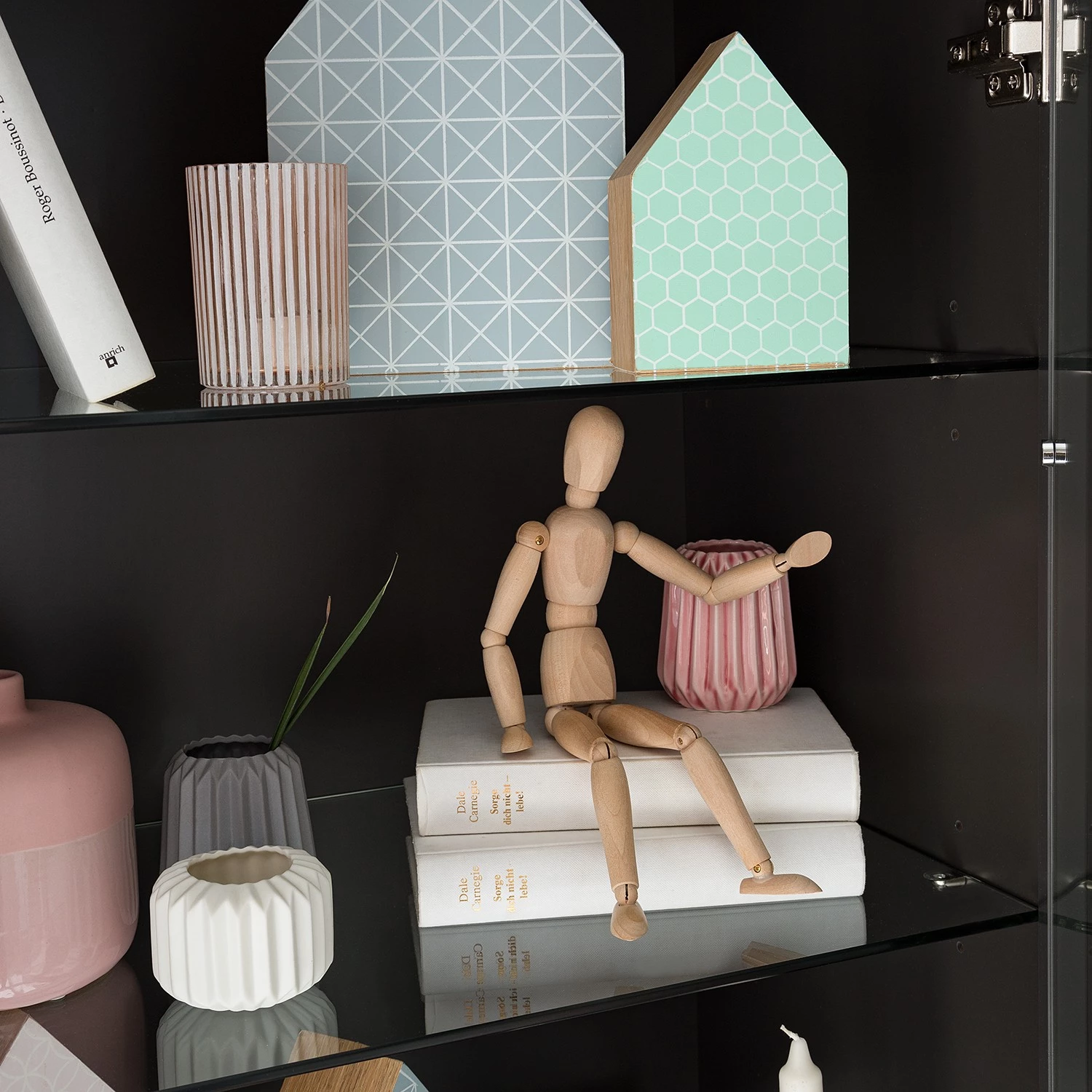 Mørteens Vitrine Lindholm - Partiellement en chêne massif - Gris mat 10 Mørteens Vitrine Lindholm - Partiellement en chêne massif - Gris mat – Image 10