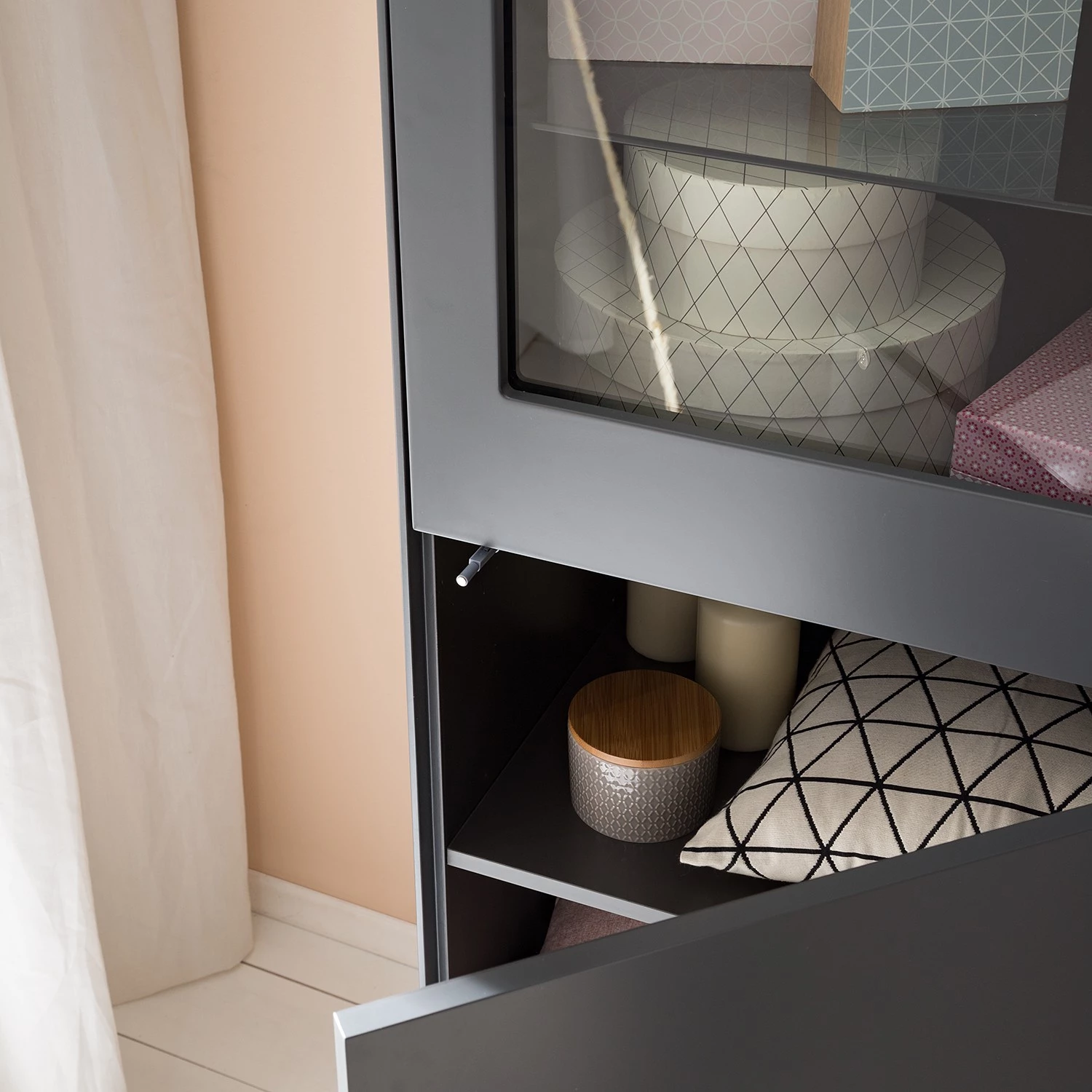 Mørteens Vitrine Lindholm - Partiellement en chêne massif - Gris mat 11 Mørteens Vitrine Lindholm - Partiellement en chêne massif - Gris mat – Image 11