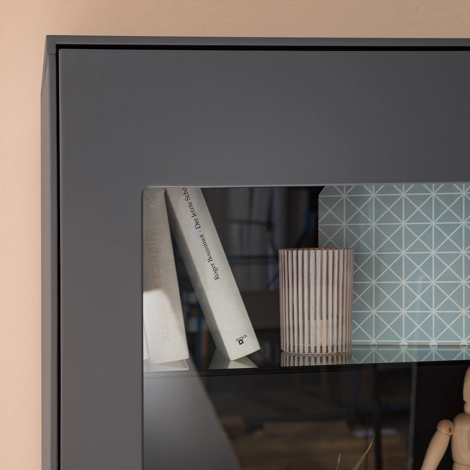 Mørteens Vitrine Lindholm - Partiellement en chêne massif - Gris mat 14 Mørteens Vitrine Lindholm - Partiellement en chêne massif - Gris mat – Image 14