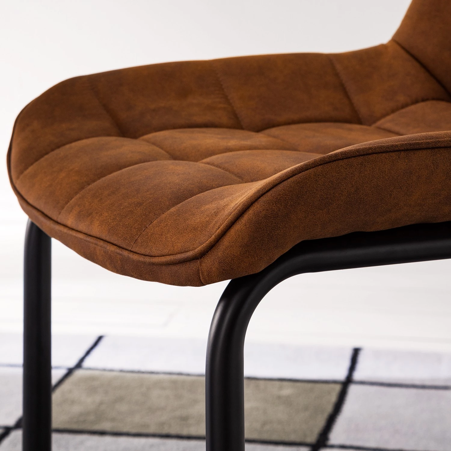 Fredriks Chaise cantilever Kemmel - Microfibre / Métal - Noir - Cognac - Lot de 2 12 Fredriks Chaise cantilever Kemmel - Microfibre / Métal - Noir - Cognac - Lot de 2 – Image 12