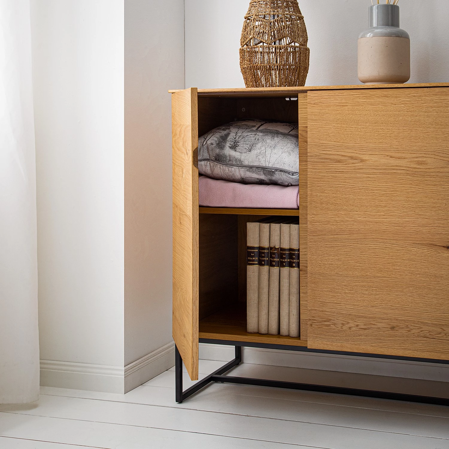 Ars Natura Buffet Nozza I - Placage en bois véritable - Chêne / Noir 15 Ars Natura Buffet Nozza I - Placage en bois véritable - Chêne / Noir – Image 15