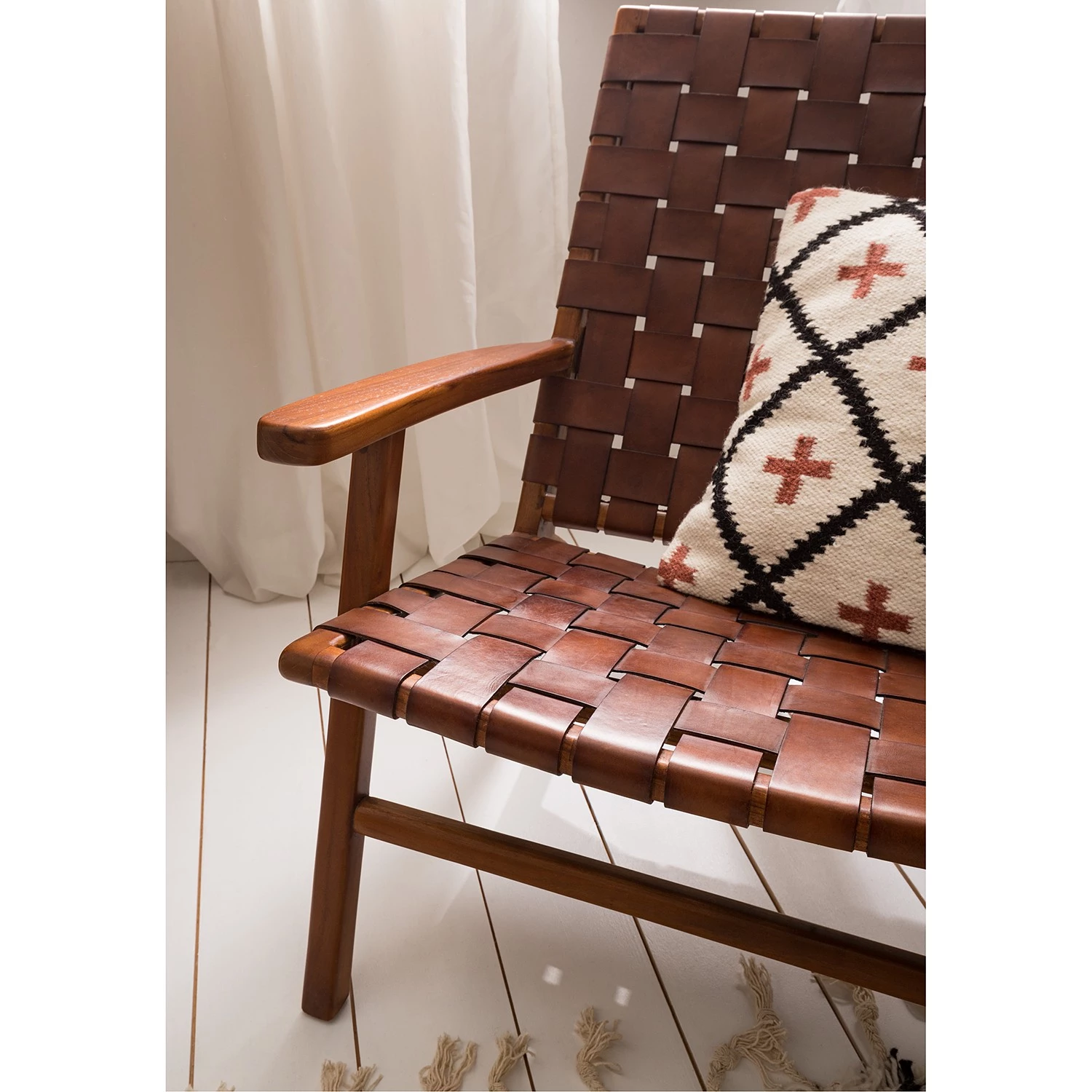 Ars manufacti Fauteuil design Bourbourg - Cuir tressé / Teck massif - marron cognac / Teck 12 Ars manufacti Fauteuil design Bourbourg - Cuir tressé / Teck massif - marron cognac / Teck – Image 12