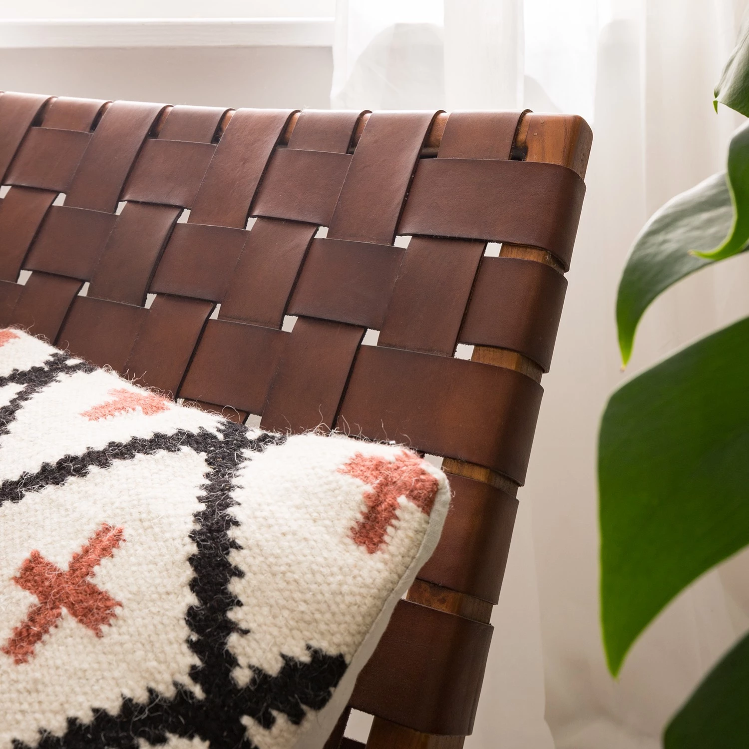 Ars manufacti Fauteuil design Bourbourg - Cuir tressé / Teck massif - marron cognac / Teck 14 Ars manufacti Fauteuil design Bourbourg - Cuir tressé / Teck massif - marron cognac / Teck – Image 14