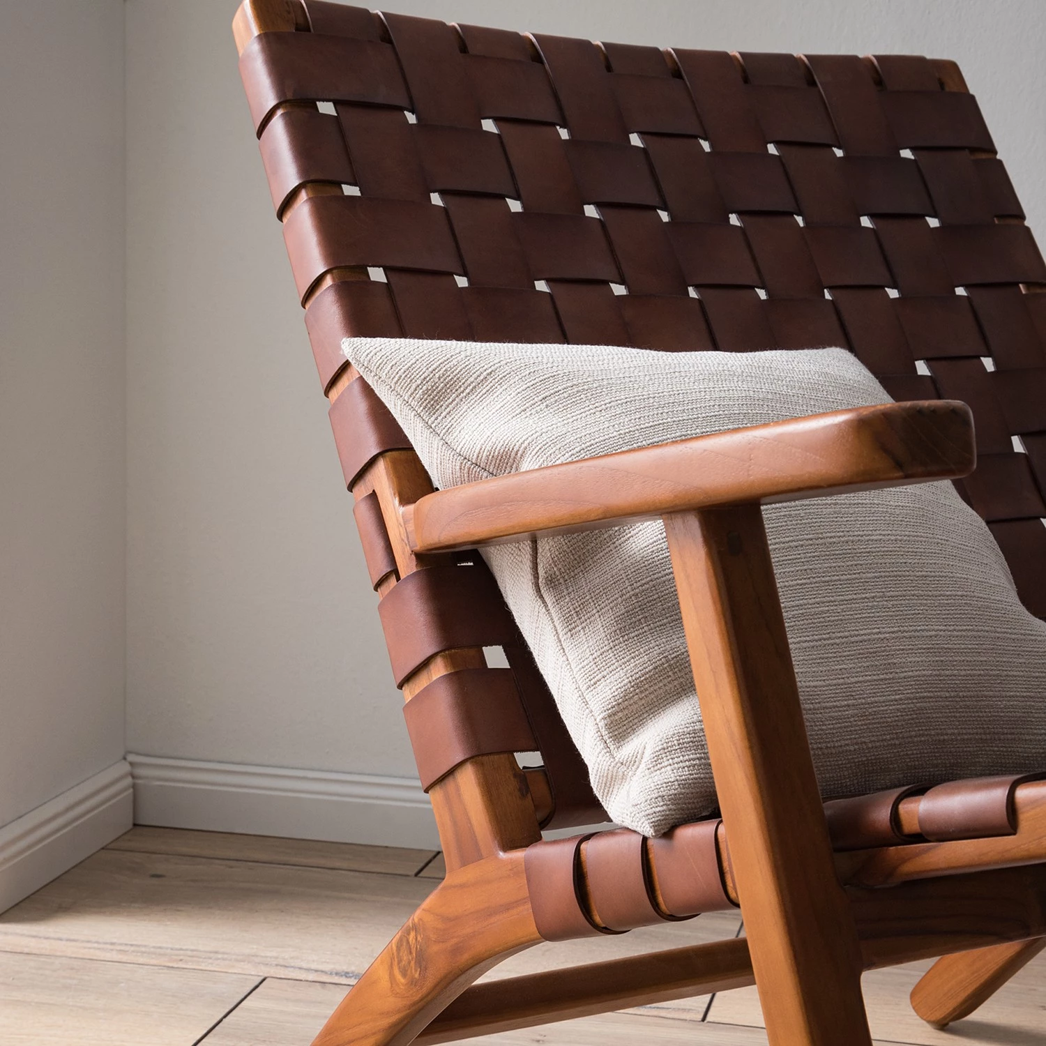 Ars manufacti Fauteuil design Bourbourg - Cuir tressé / Teck massif - marron cognac / Teck 16 Ars manufacti Fauteuil design Bourbourg - Cuir tressé / Teck massif - marron cognac / Teck – Image 16