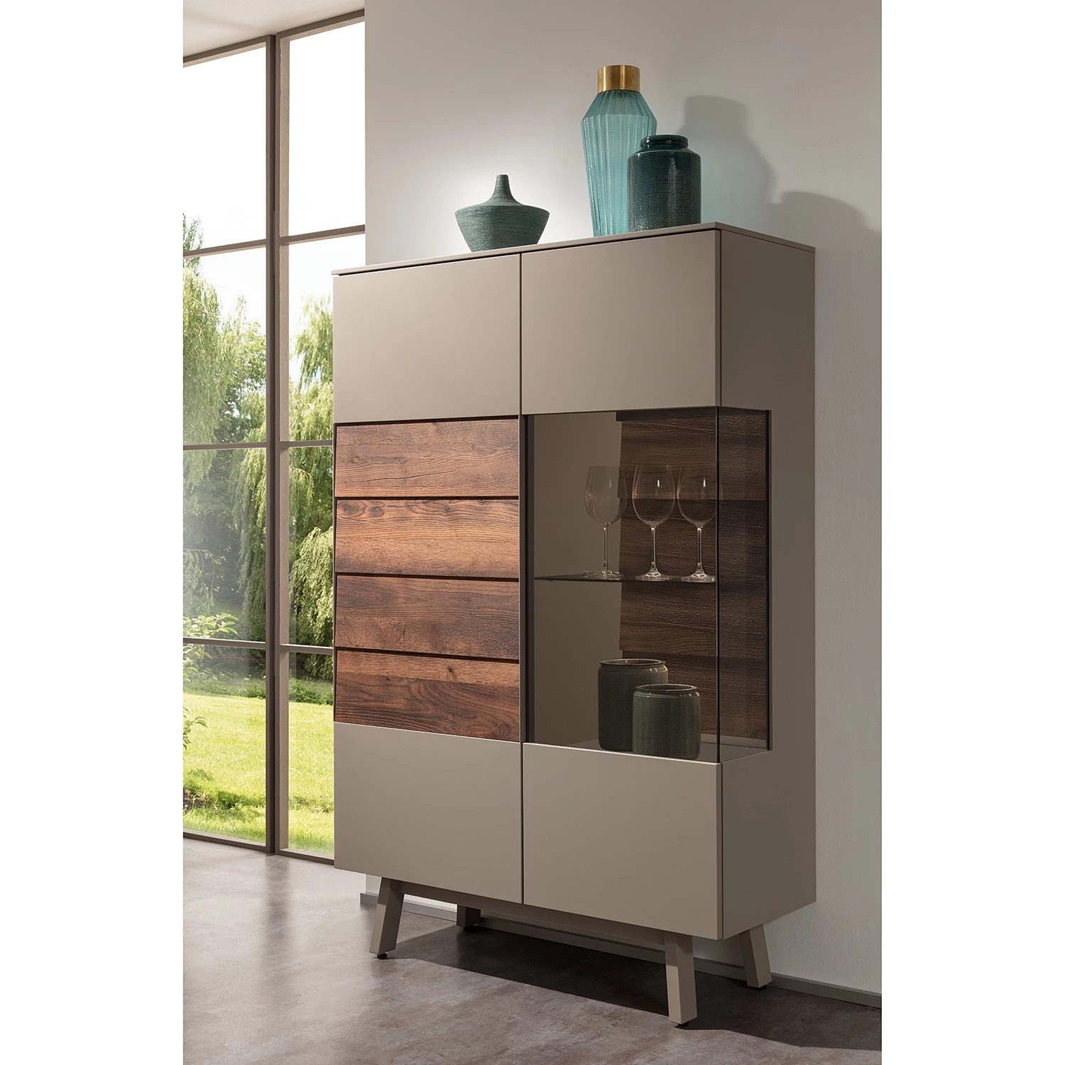 GWINNER Buffet haut Misano - Placage en bois véritable - Gris Sahara / Planches de chêne - Gris Sahara / Poutres en chêne - Porte en verre à droite - Sans éclairage 2 GWINNER Buffet haut Misano - Placage en bois véritable - Gris Sahara / Planches de chêne - Gris Sahara / Poutres en chêne - Porte en verre à droite - Sans éclairage – Image 2