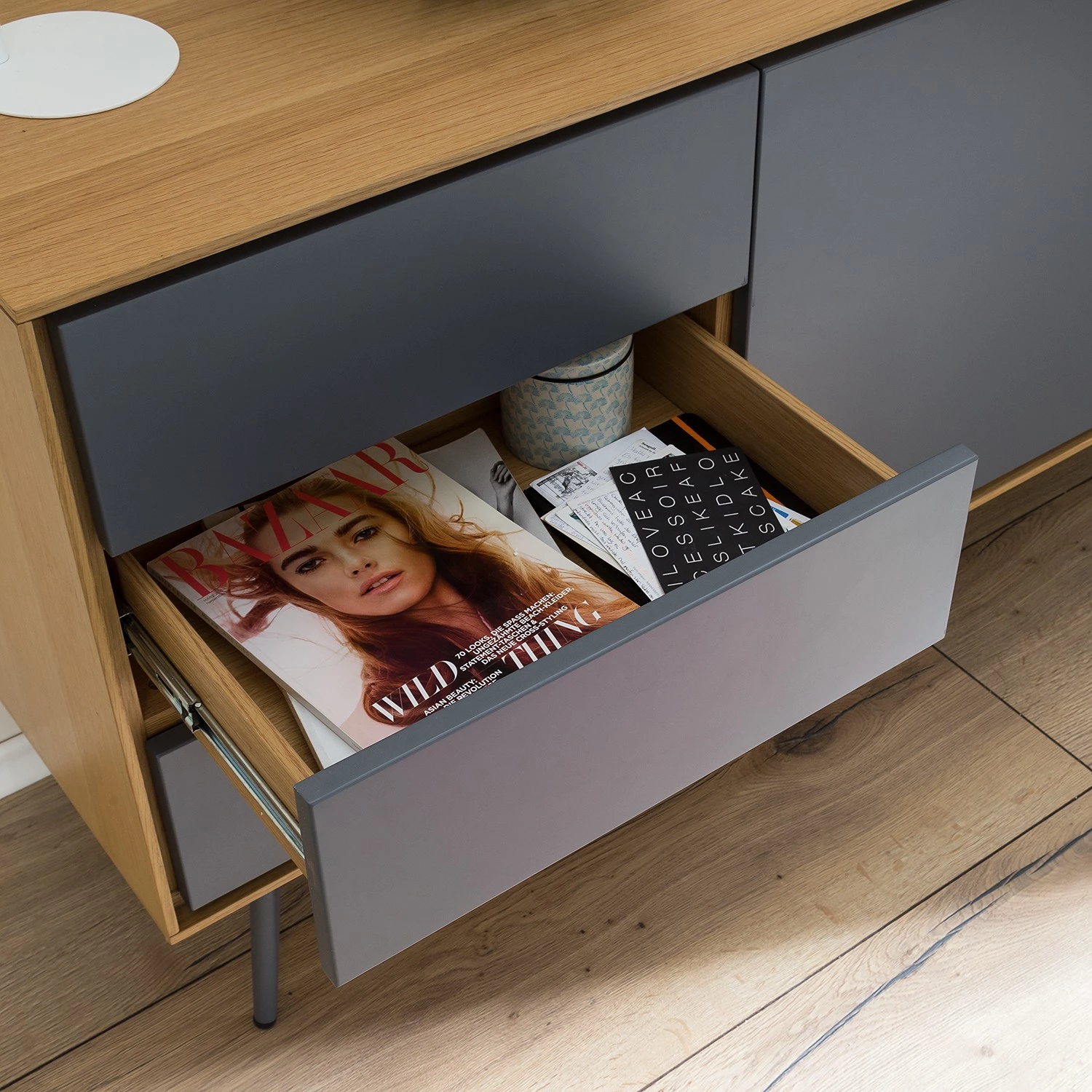 Studio Copenhagen Buffet Danica - Placage en bois véritable - Gris foncé mat / Frêne 9 Studio Copenhagen Buffet Danica - Placage en bois véritable - Gris foncé mat / Frêne – Image 9