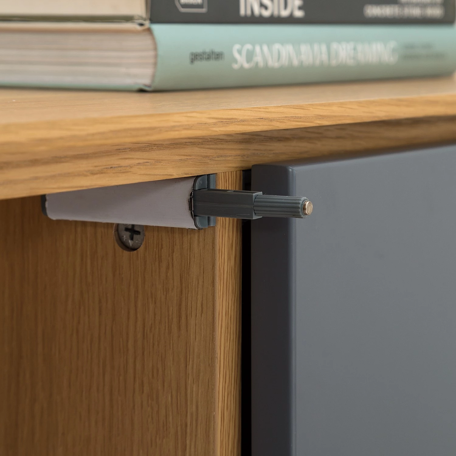 Studio Copenhagen Buffet Danica - Placage en bois véritable - Gris foncé mat / Frêne 10 Studio Copenhagen Buffet Danica - Placage en bois véritable - Gris foncé mat / Frêne – Image 10