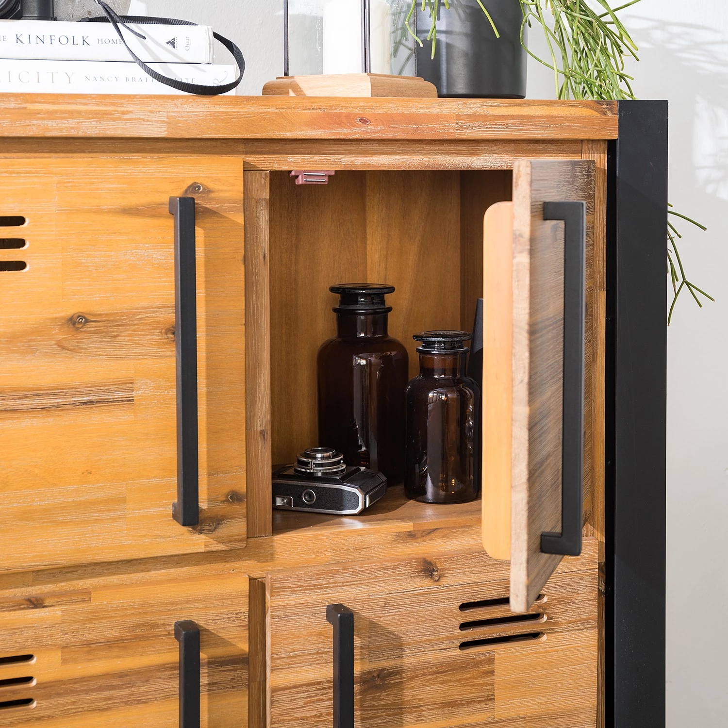 Ars manufacti Buffet haut Urban Industry I - Partiellement en acacia massif / Métal - Acacia / Noir 8 Ars manufacti Buffet haut Urban Industry I - Partiellement en acacia massif / Métal - Acacia / Noir – Image 8