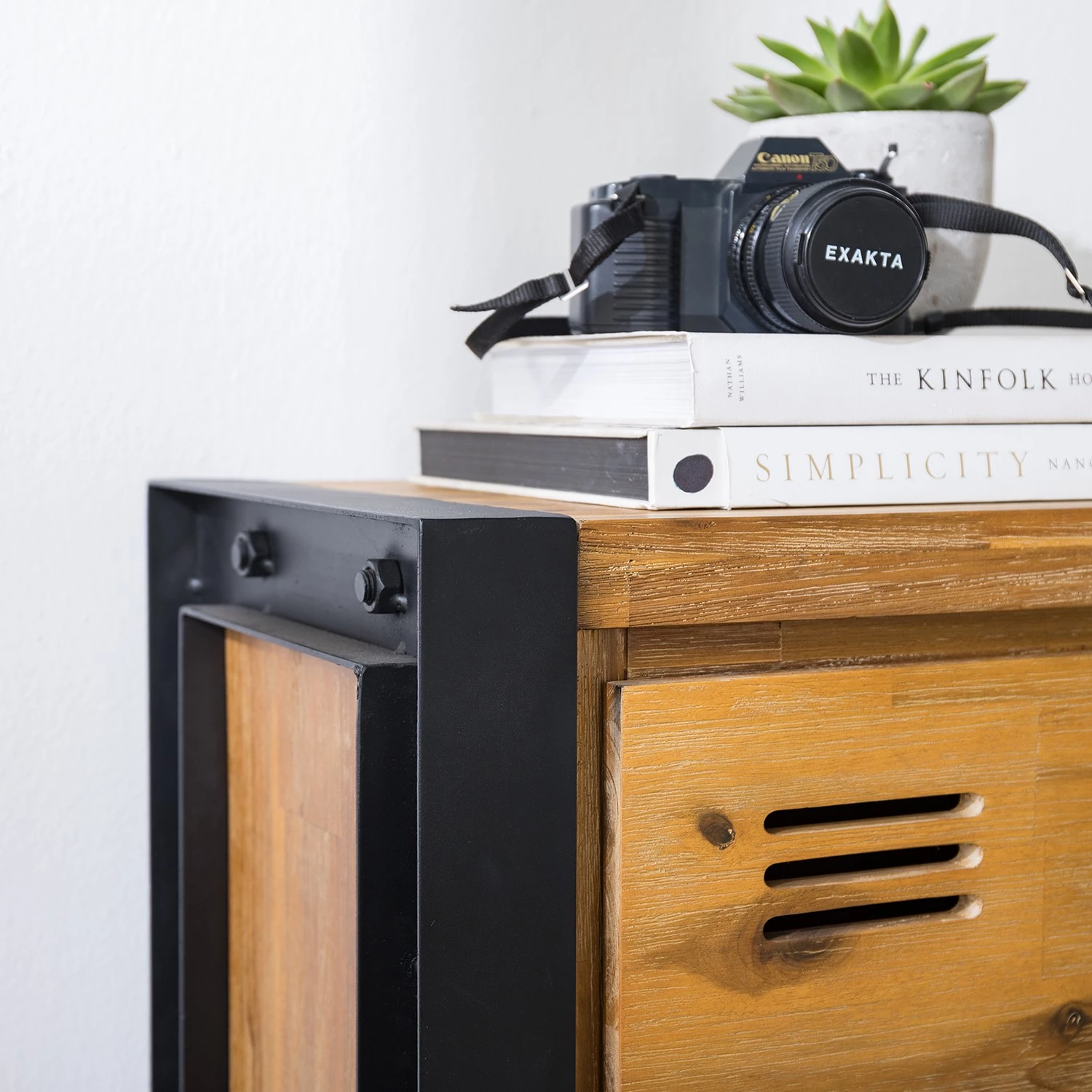 Ars manufacti Buffet haut Urban Industry I - Partiellement en acacia massif / Métal - Acacia / Noir 9 Ars manufacti Buffet haut Urban Industry I - Partiellement en acacia massif / Métal - Acacia / Noir – Image 9