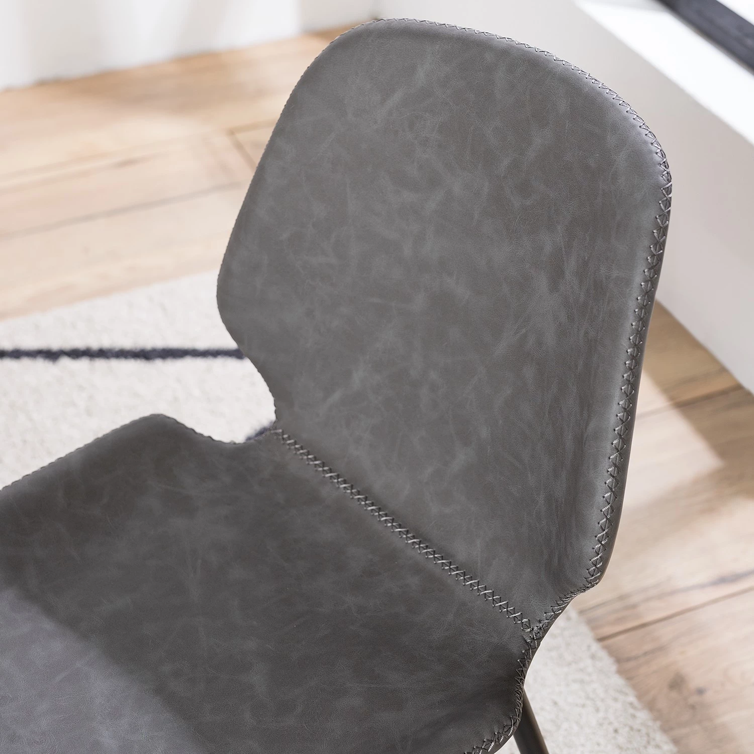 Mørteens Chaises Reallon (lot de 2) - Imitation cuir / Fer - Gris / Noir 7 Mørteens Chaises Reallon (lot de 2) - Imitation cuir / Fer - Gris / Noir – Image 7