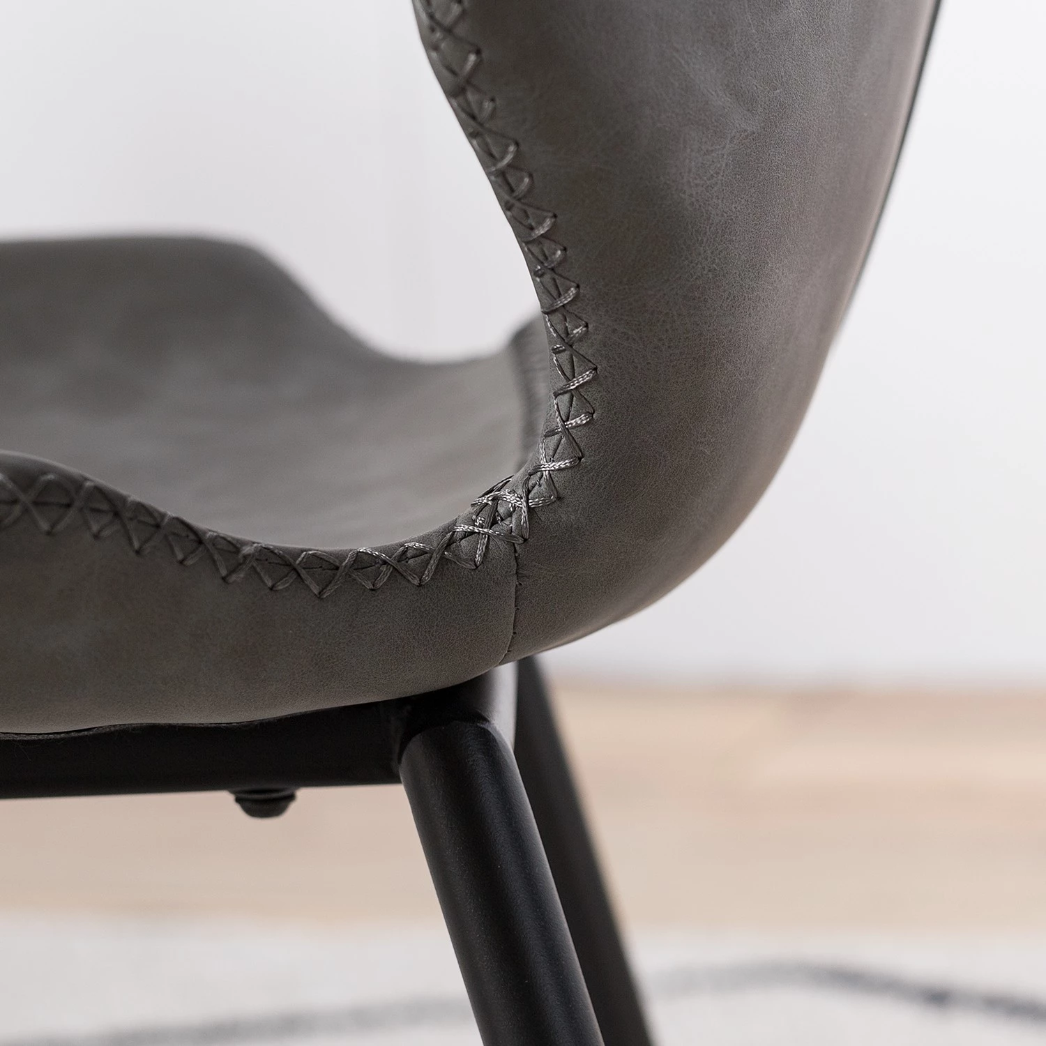 Mørteens Chaises Reallon (lot de 2) - Imitation cuir / Fer - Gris / Noir 8 Mørteens Chaises Reallon (lot de 2) - Imitation cuir / Fer - Gris / Noir – Image 8