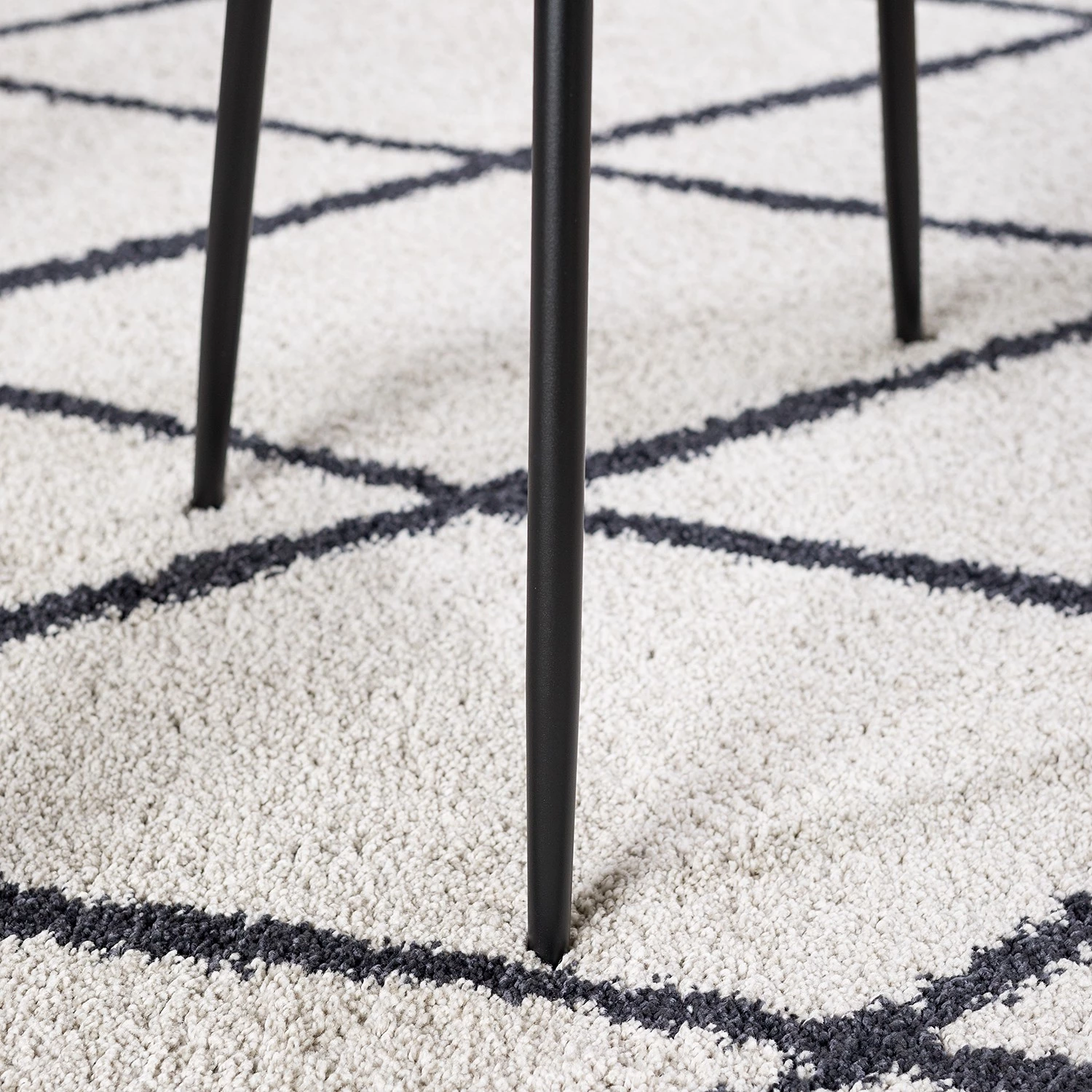 Mørteens Chaises Reallon (lot de 2) - Imitation cuir / Fer - Gris / Noir 9 Mørteens Chaises Reallon (lot de 2) - Imitation cuir / Fer - Gris / Noir – Image 9