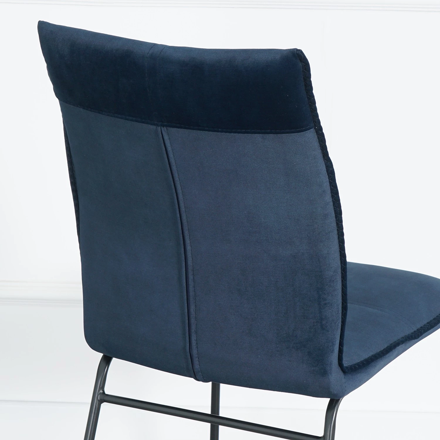 Ars manufacti Chaises capitonnées Veera (lot de 2) - Bleu nuit 9 Ars manufacti Chaises capitonnées Veera (lot de 2) - Bleu nuit – Image 9