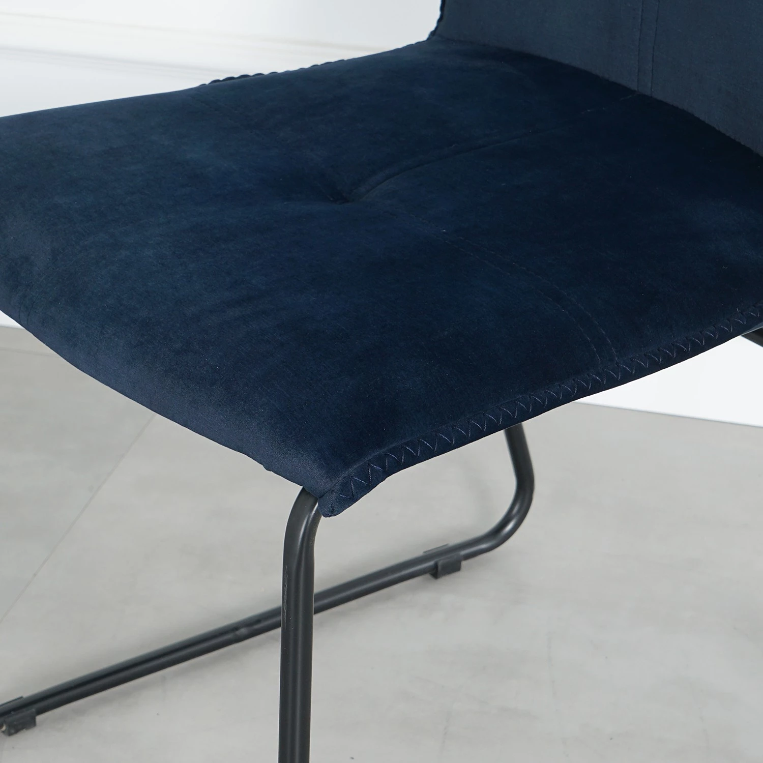 Ars manufacti Chaises capitonnées Veera (lot de 2) - Bleu nuit 11 Ars manufacti Chaises capitonnées Veera (lot de 2) - Bleu nuit – Image 11