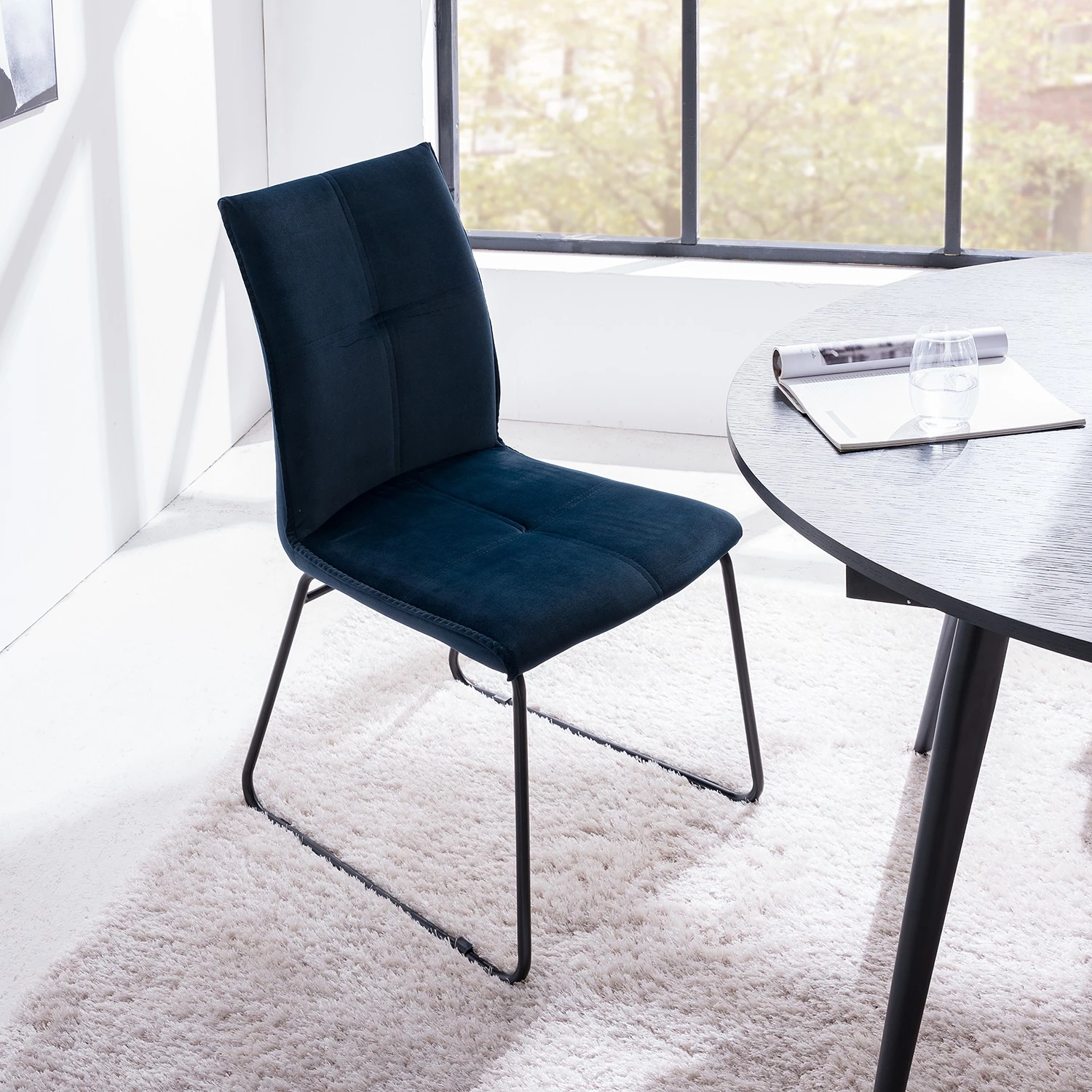 Ars manufacti Chaises capitonnées Veera (lot de 2) - Bleu nuit 3 Ars manufacti Chaises capitonnées Veera (lot de 2) - Bleu nuit – Image 3