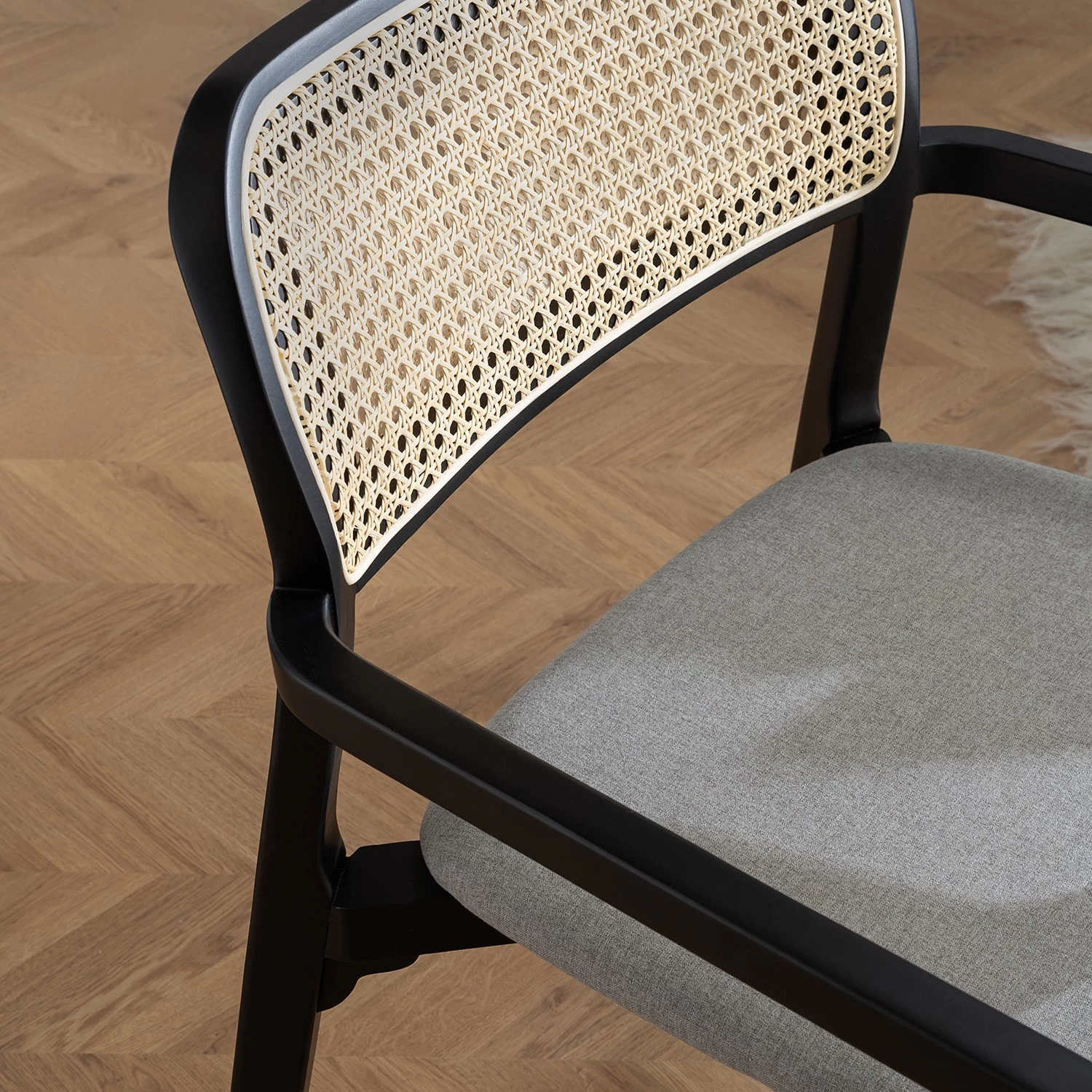 Studio Copenhagen Fauteuil de jardin Elena - Rotin et tissu / Hêtre massif - Gris lumineux 4 Studio Copenhagen Fauteuil de jardin Elena - Rotin et tissu / Hêtre massif - Gris lumineux – Image 4