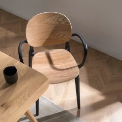 Studio Copenhagen Chaises à accoudoirs Day (lot de 2) - Contreplaqué / Matière plastique - Imitation chêne / Noir -ÉcoMaison Soldes 1000273479 220915 021 MOOD DETAILS P000000001000273479 mood