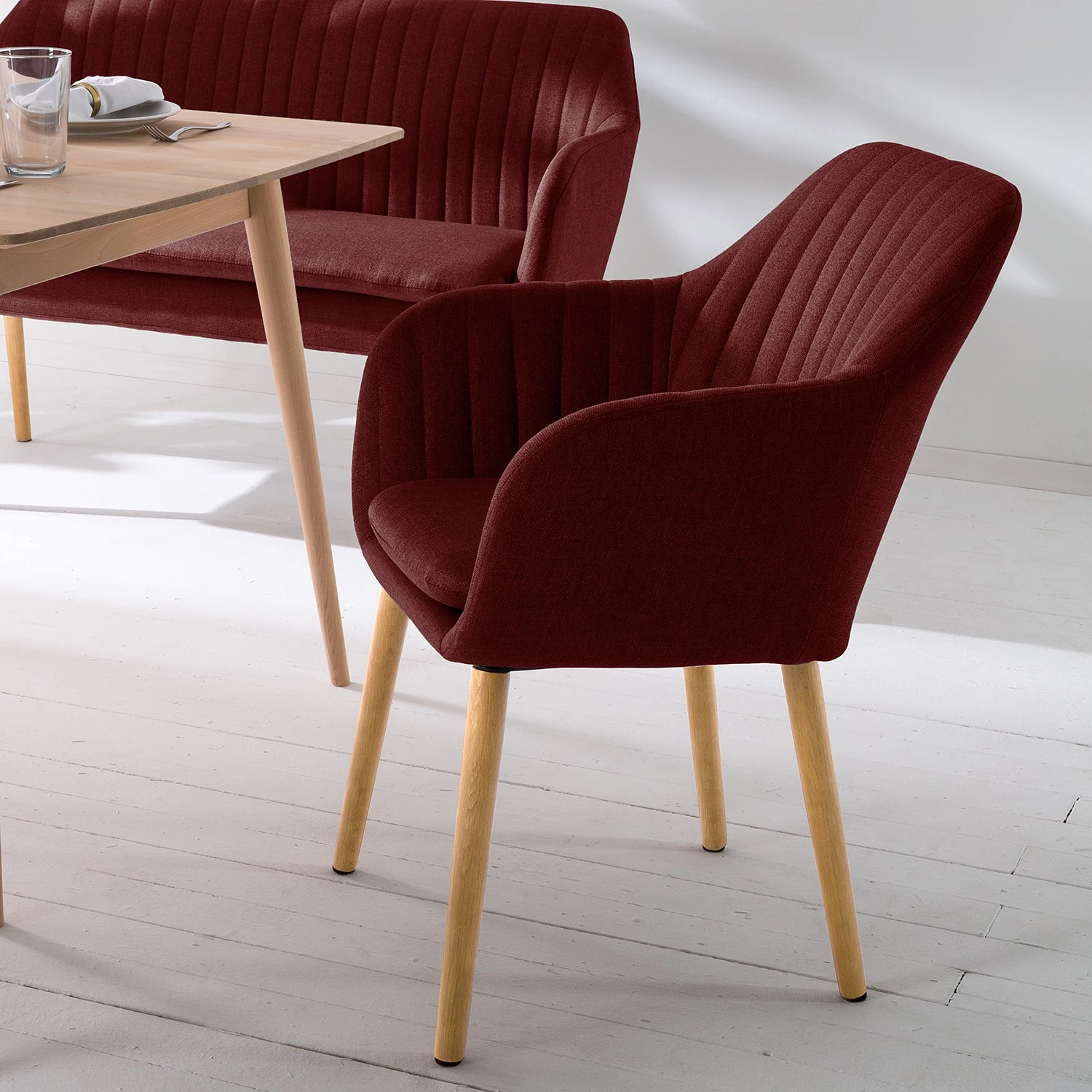 Mørteens Chaises à accoudoirs Tilanda - Tissu / Chêne massif - Tissu Cors: Rouge foncé - Lot de 2 2 Mørteens Chaises à accoudoirs Tilanda - Tissu / Chêne massif - Tissu Cors: Rouge foncé - Lot de 2 – Image 2