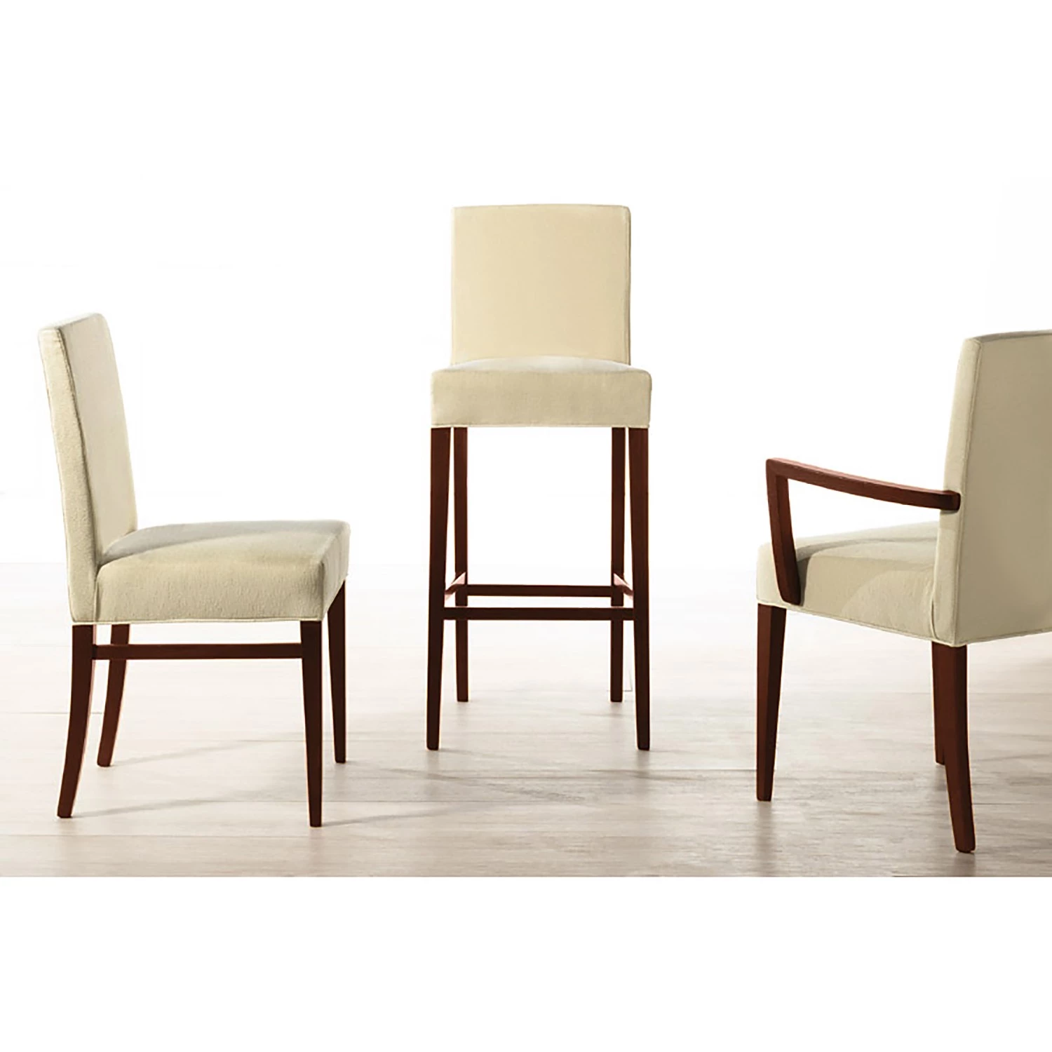 Red Living Chaise capitonnée Camillas II (lot de 2) - Tissu structuré / Hêtre massif- Beige / Imitation noyer 2 Red Living Chaise capitonnée Camillas II (lot de 2) - Tissu structuré / Hêtre massif- Beige / Imitation noyer – Image 2