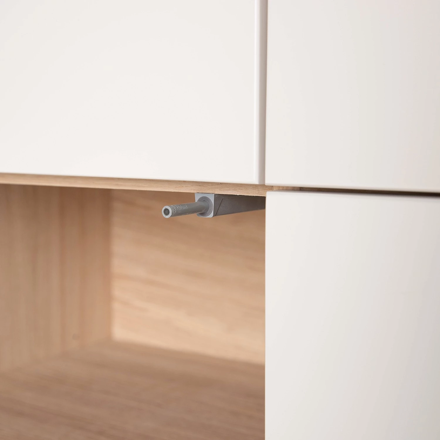 Studio Copenhagen Enfilade Maayka III - Partiellement en chêne massif - Blanc / Chêne clair 9 Studio Copenhagen Enfilade Maayka III - Partiellement en chêne massif - Blanc / Chêne clair – Image 9