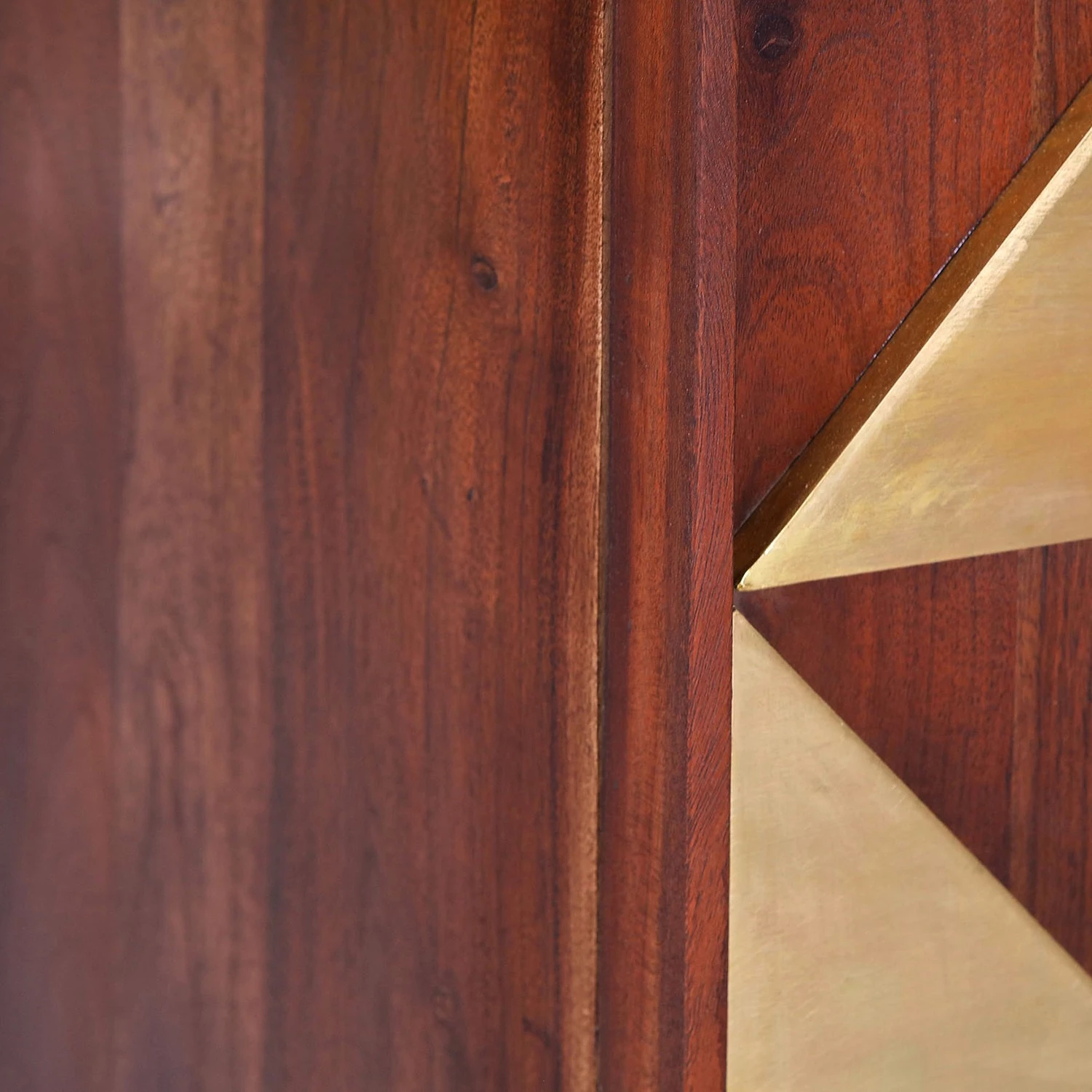 Red Living Buffet Aulnoy - Acacia massif / Métal - Acacia / Laiton 6 Red Living Buffet Aulnoy - Acacia massif / Métal - Acacia / Laiton – Image 6